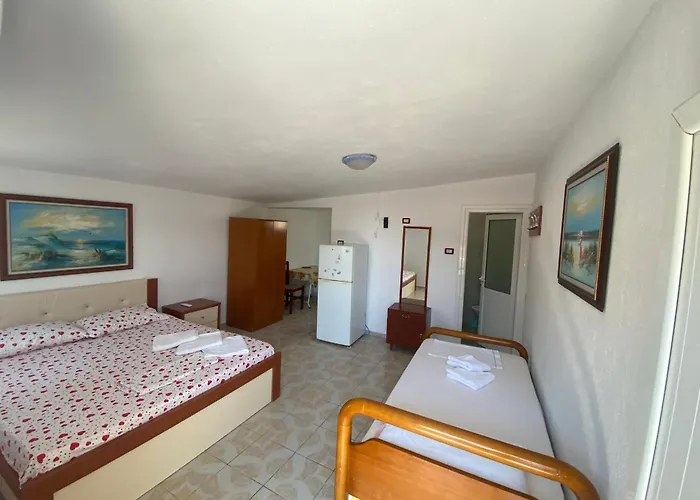 Llambro Hostel *